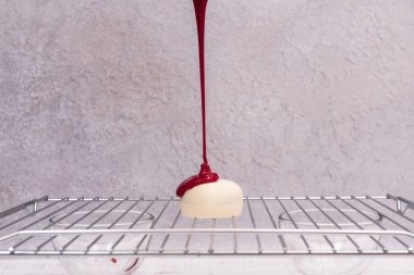 Adım adım aynalı kremalı pasta yapma sürecinde. Fransız tatlısı pişiriyorum. Pastanın üzerindeki dondurulmuş ayna kreması. Pişirme ve şekerleme konsepti.