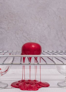 Adım adım aynalı kremalı pasta yapma sürecinde. Fransız tatlısı pişiriyorum. Pastanın üzerindeki dondurulmuş ayna kreması. Pişirme ve şekerleme konsepti.