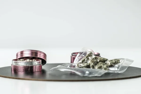 Primer Plano Brotes Marihuana Medicinal Bolsas Sellado Vacío Molinillo Cannabis — Foto de Stock