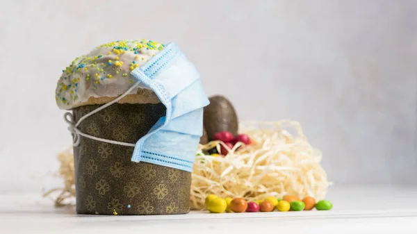Пасхальный Торт Защитной Маске Лица Шоколадных Яйцах Кролике Крупным Планом — стоковое фото