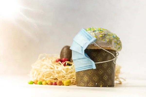 Пасхальный Торт Защитной Маске Лица Шоколадных Яйцах Кролике Крупным Планом — стоковое фото