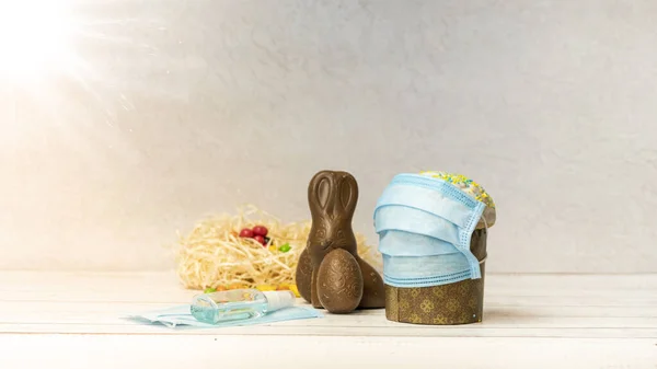 Пасхальный Торт Защитной Маске Лица Шоколадные Яйца Антисептиком Крупным Планом — стоковое фото