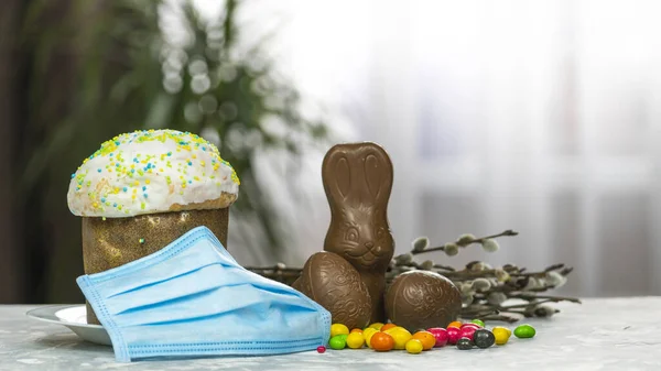 Пасхальный Торт Защитная Медицинская Маска Лица Шоколадные Яйца Кролик Крупным — стоковое фото
