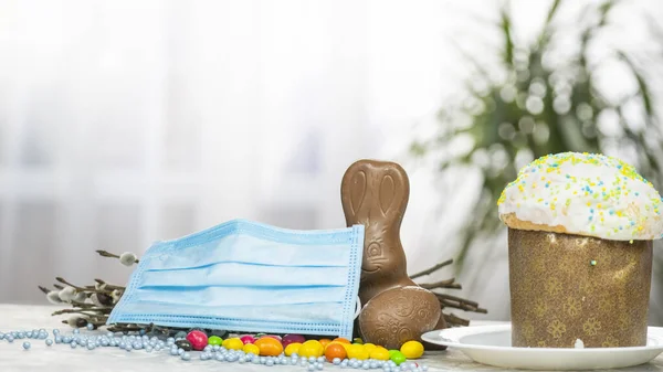 Пасхальный Торт Защитная Медицинская Маска Лица Шоколадные Яйца Кролик Крупным — стоковое фото