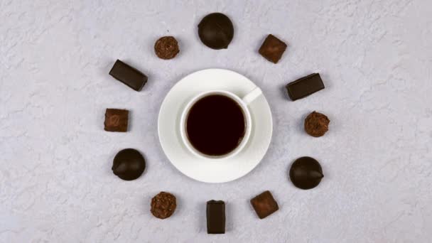 Stop Motion Animation Einer Tasse Kaffee Und Schokoladenbonbons Auf Grauem — Stockvideo