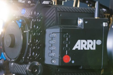 Kyiv, Ukrayna - 04.17.2020: Profesyonel video kamera stüdyosu Arri Alexa mini LF, yakın çekim. Görüntü yönetmeni için profesyonel ekipman, film teknolojisi