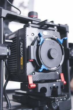 Kyiv, Ukrayna - 04.17.2020: Profesyonel video kamera stüdyosu Arri Alexa mini LF, yakın çekim. Görüntü yönetmeni için profesyonel ekipman, film teknolojisi