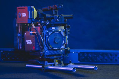 Kyiv, Ukrayna - 04.17.2020: Profesyonel video kamera stüdyosu Arri Alexa mini LF, yakın çekim. Görüntü yönetmeni için profesyonel ekipman, film teknolojisi
