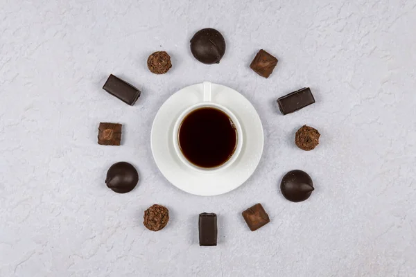 Draufsicht Auf Eine Tasse Kaffee Und Schokoladenbonbons Auf Grauem Hintergrund — Stockfoto