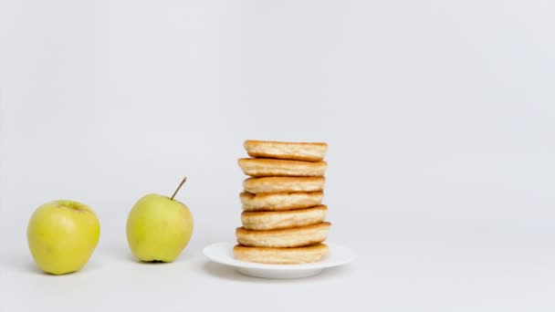 白を基調としたバナナ りんご メープルシロップを使った甘い自家製パンケーキの動きのアニメーションを停止し クローズアップ 適切な栄養の概念 パンケーキの日 — ストック動画