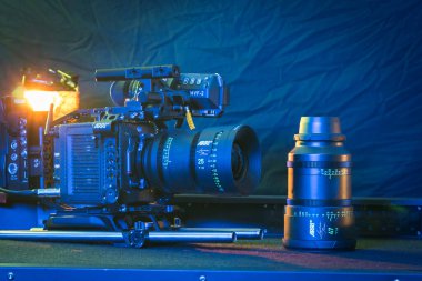 Kyiv, Ukrayna - 04.17.2020: Profesyonel video kamera stüdyosu Arri Alexa mini LF lensli, yakın çekim. Görüntü yönetmeni için profesyonel ekipman, film teknolojisi