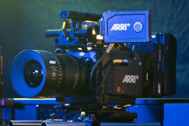Kyiv, Ukrayna - 04.17.2020: Profesyonel video kamera stüdyosu Arri Alexa mini LF lensli, yakın çekim. Görüntü yönetmeni için profesyonel ekipman, film teknolojisi