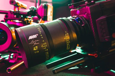 Kyiv, Ukrayna - 04.17.2020: Profesyonel video kamera stüdyosu Arri Alexa mini LF lensli, yakın çekim. Görüntü yönetmeni için profesyonel ekipman, film teknolojisi