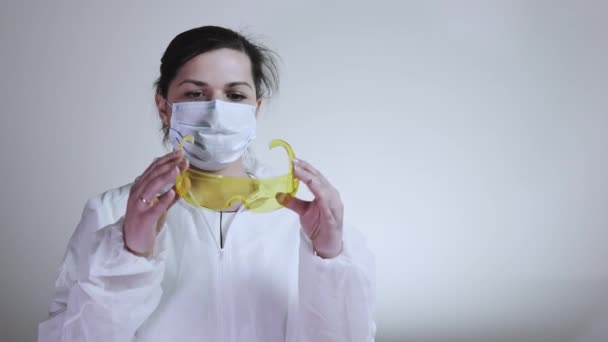 Koruyucu Kıyafetli Genç Bayan Doktorun Ameliyat Gözlüğü Taktığı Yakın Çekim — Stok video