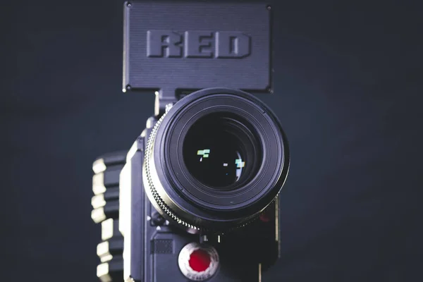 キエフ ウクライナ 2020 プロの5Kビデオカメラのスタジオ撮影レンズとレッドDsmc2 クローズアップ 撮影技術 映画技術のための専門的な機器 — ストック写真
