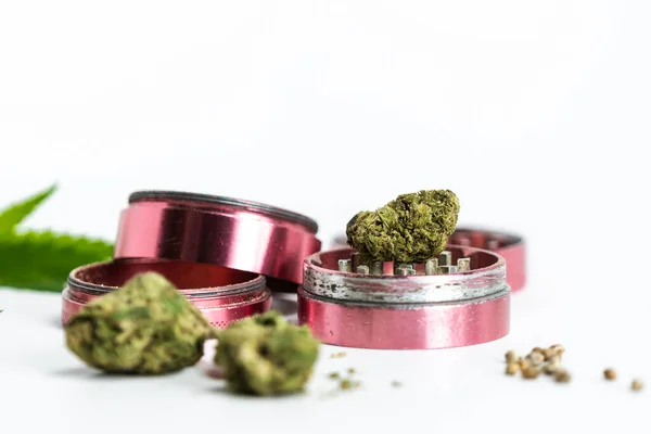 Primer Plano Brotes Marihuana Medicinal Semillas Cáñamo Hojas Molinillo Sobre — Foto de Stock