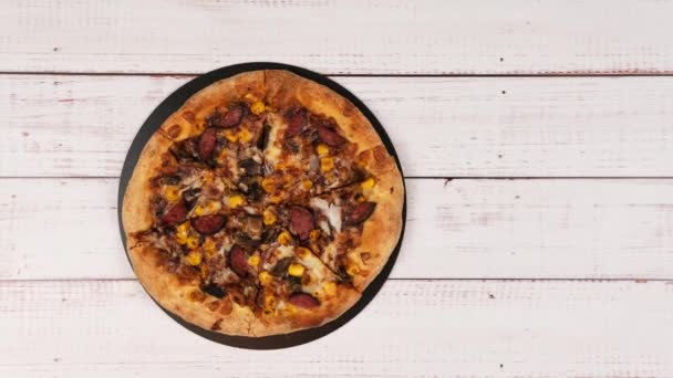 木製の背景においしいピザの動きのアニメーションを停止し フラットレイアウト ピザのスライスを取る人々 イタリア料理 — ストック動画