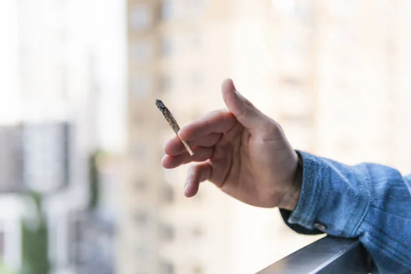 Close Mão Masculina Segurando Fumando Maconha Cigarro Livre Cannabis Conceito — Fotografia de Stock