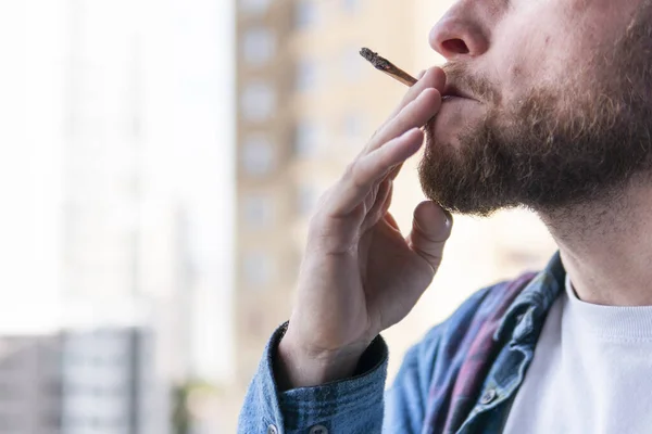 男性手牵着和在户外吸食大麻或香烟的特写镜头 大麻是一种草药和替代药物的概念 — 图库照片