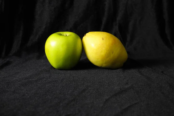Æble Pære Sort Stof Baggrund - Stock-foto