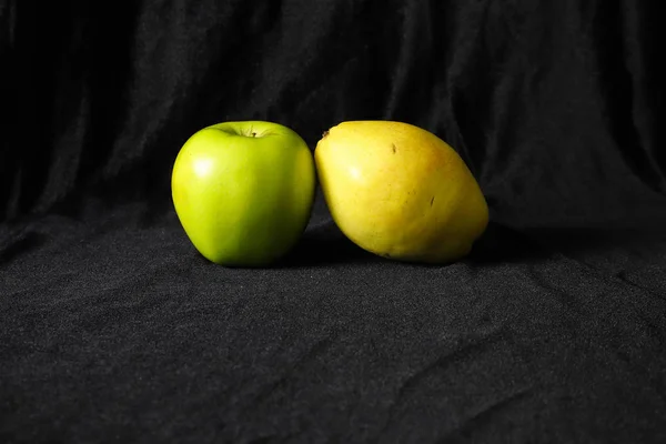 Maçã Pêra Fundo Tecido Preto — Fotografia de Stock