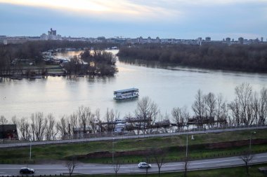 Sava ve Tuna Nehri kavşağı. Gezi gemisi Belgrad 'da gün batımında devam edecek