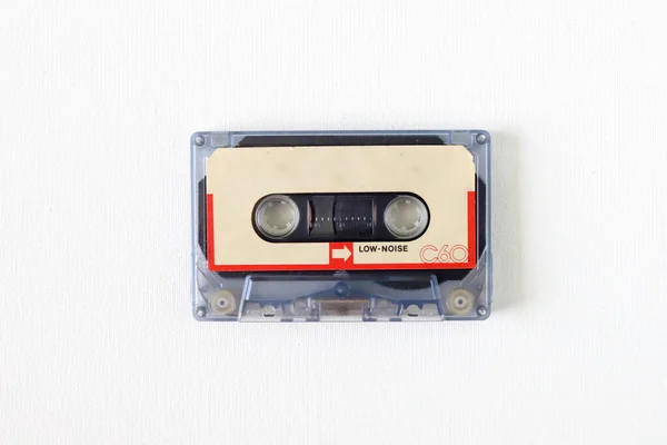 老式盒式磁带 老式或老旧的木制背景 绝缘板条箱 — 图库照片