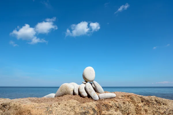 Figurine on the coast — Stock Photo, Image