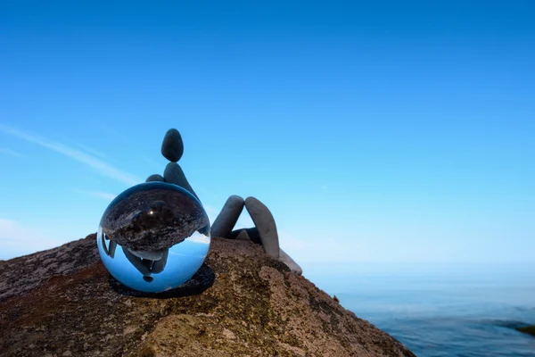 Hombre reflejado dentro de la bola de cristal — Foto de Stock