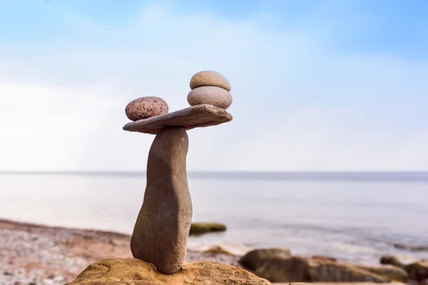 Balanserer noen småstein – stockfoto