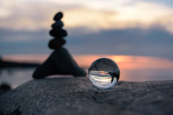 Boule de cristal sur la côte — Photo