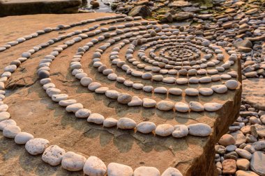 Kayanın üzerinde daireler