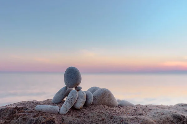 Figurine on seashore — Stock Photo, Image