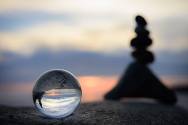 Kristal küre üzerinde deniz kıyısı