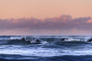 Dalgalar fırtınalı gün