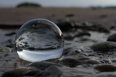 Yansıyan su akışı