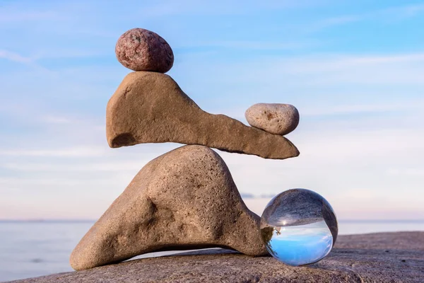 石と水晶玉 — ストック写真