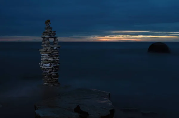 Gece sahil üzerinde piramit Telifsiz Stok Imajlar