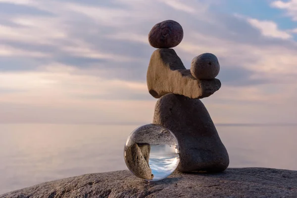 Bola de cristal en piedras —  Fotos de Stock