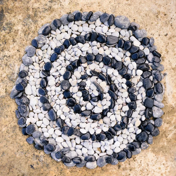 Espiral de piedras blancas y negras — Foto de Stock