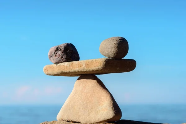 Equilibrio zen en costa — Foto de Stock