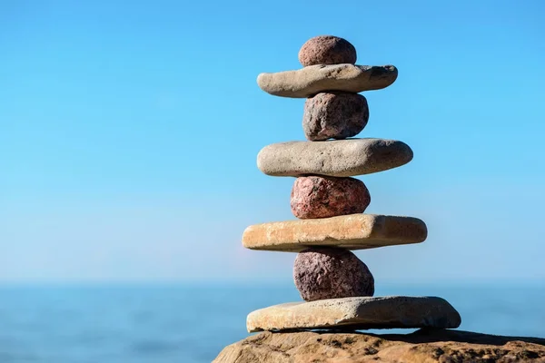 Balanceren van stenen aan de kust — Stockfoto