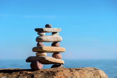 Piramit taş sahil üzerinde