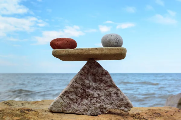 Équilibre symétrique des pierres — Photo