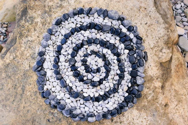 Spiral av svarta och vita stenar — Stockfoto