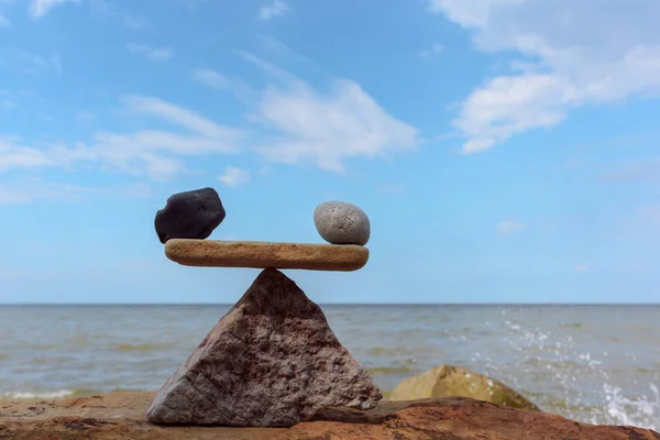 Bien-équilibre des pierres sur la côte — Photo