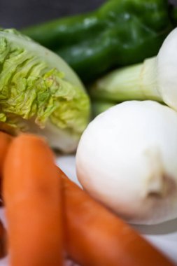 Havuç, marul ve soğan gibi farklı sebzelerden yakın çekim