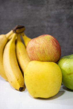 Muz ve elma gibi farklı meyve parçalarına yakın çekim