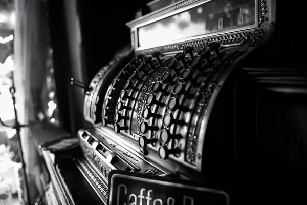 Imagem em preto e branco de uma antiga caixa registadora do século XIX. Sele... — Fotografia de Stock