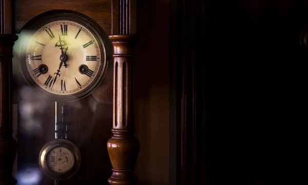 Eine alte Wanduhr aus dem 19. Jahrhundert. Die Uhr tickt sehr — Stockfoto